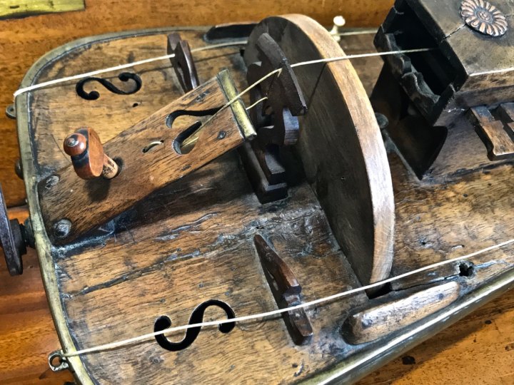 Hurdy-gurdy - Brass-backed Hurdy-gurdy. - (5327)