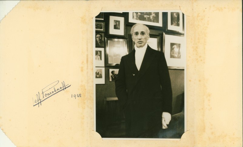 Pouishnoff, Leff - Photograph in Presentation Card Signed